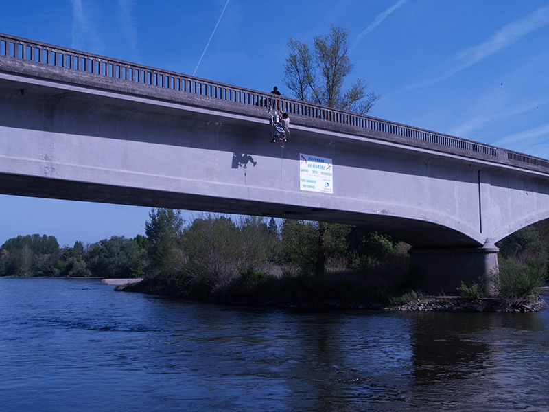 Mise en place par GéoLab d’une station de comptage au pont du Veurdre ©Allier Sauvage