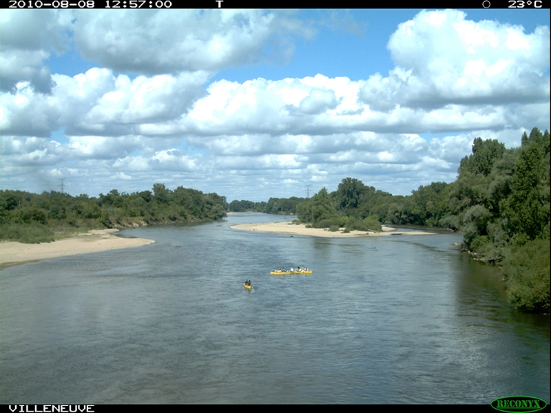 photo automatique de 3 canoës de location au pont de Villeneuve-sur-Allier