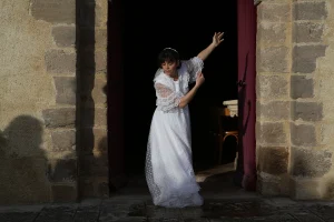 Bus des Mémoires-devant l’église de Tresnay © Procédé Zèbre